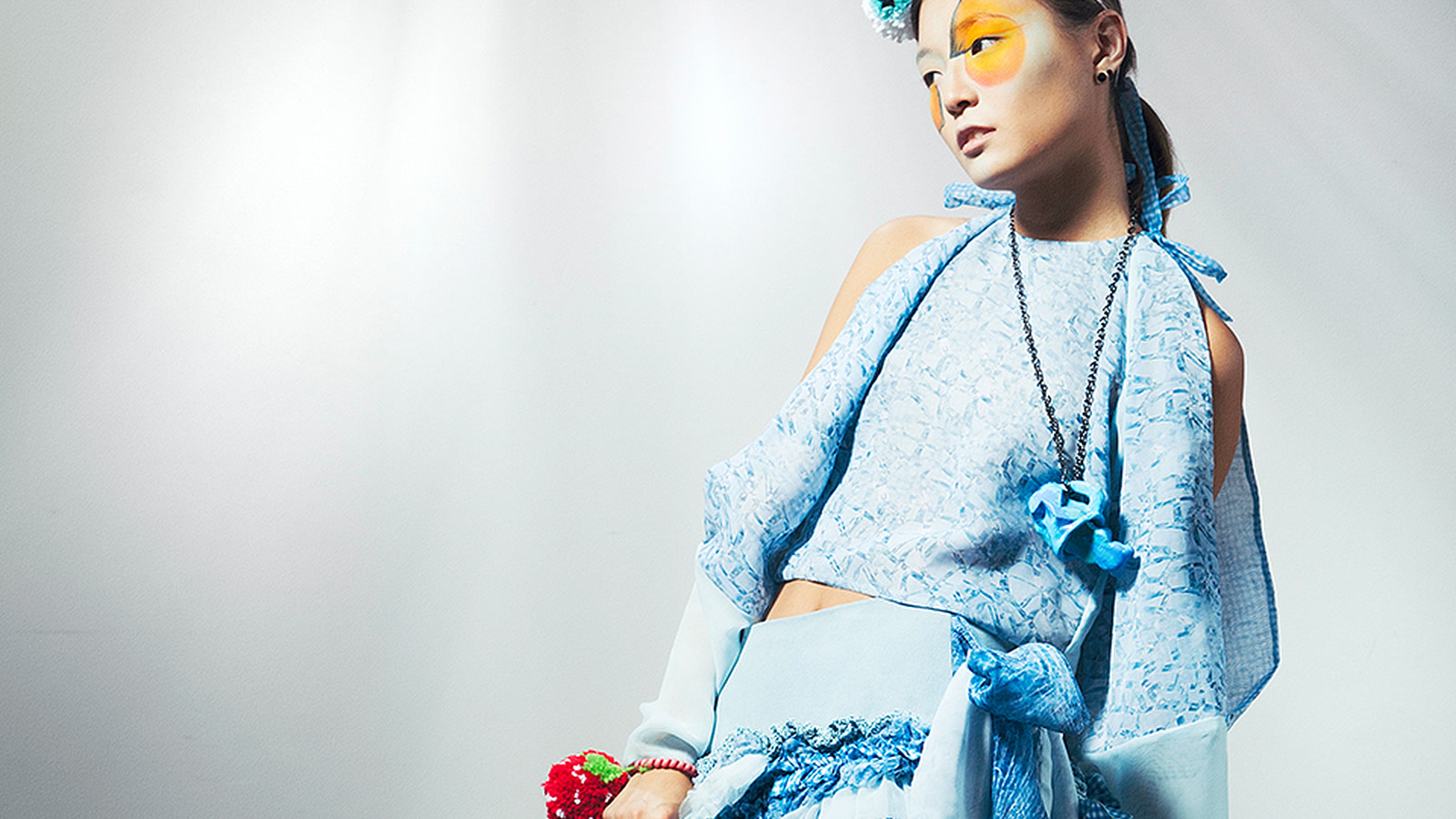Look editoriale azzurro composto da strutture a maglia aperta, pannelli lisci, bordi avvolti e superfici tessili dense