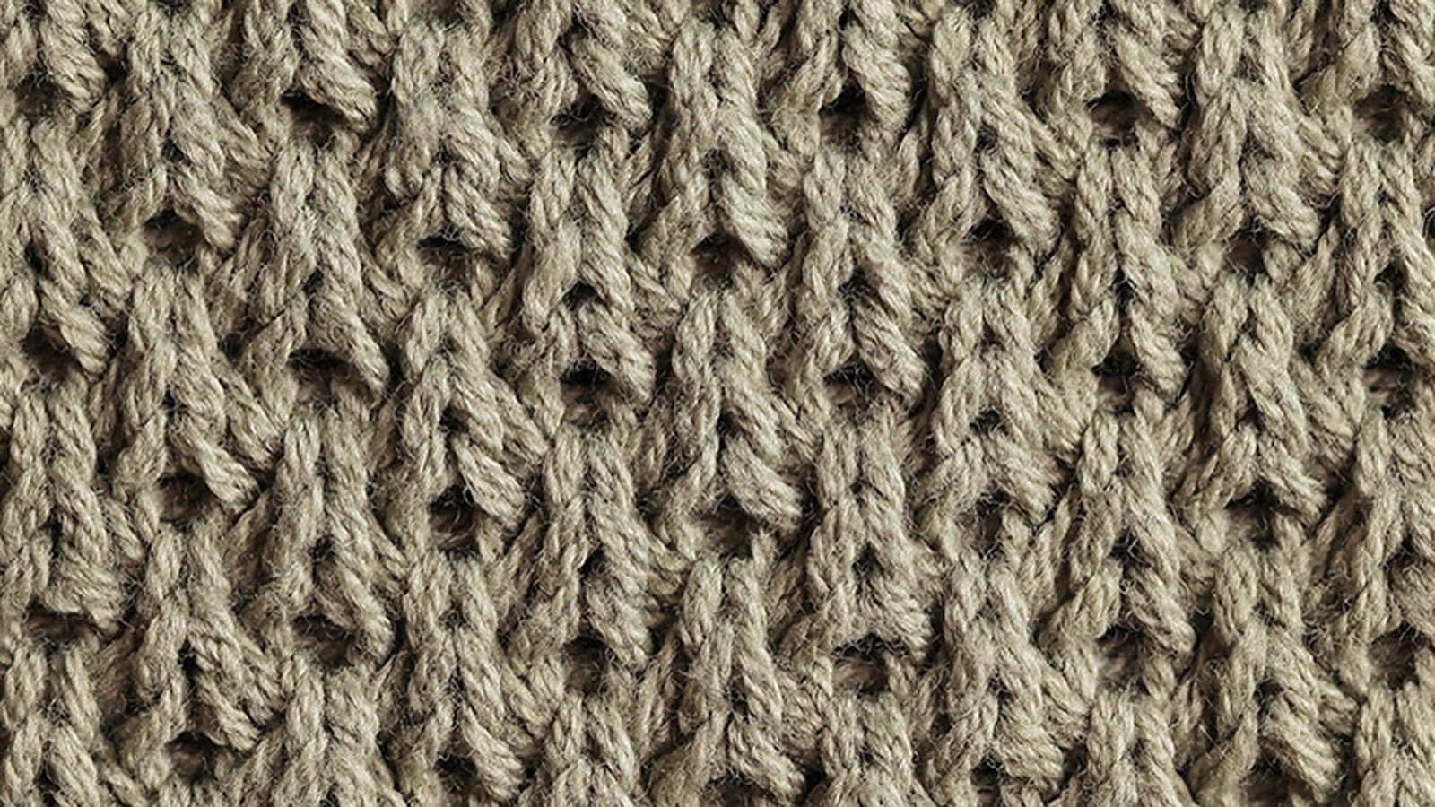 Dettaglio di una struttura a maglia grigia con aperture intenzionali regolari