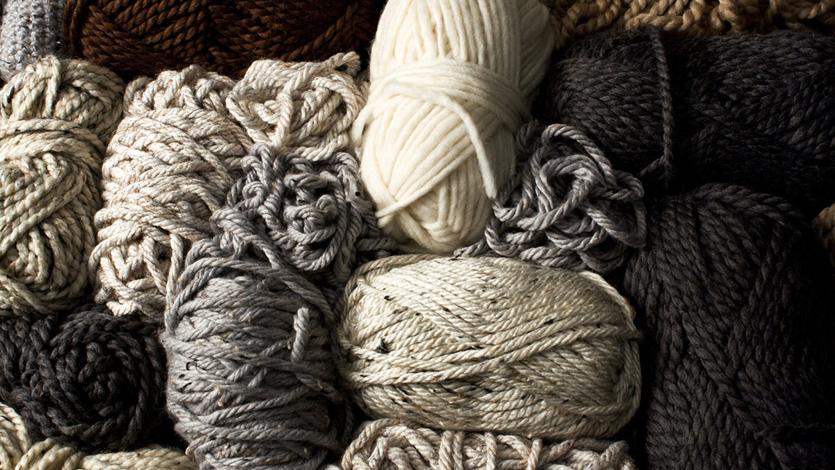 Assortimento di filati di lana e misti con torsione, voluminosità e superficie differenti